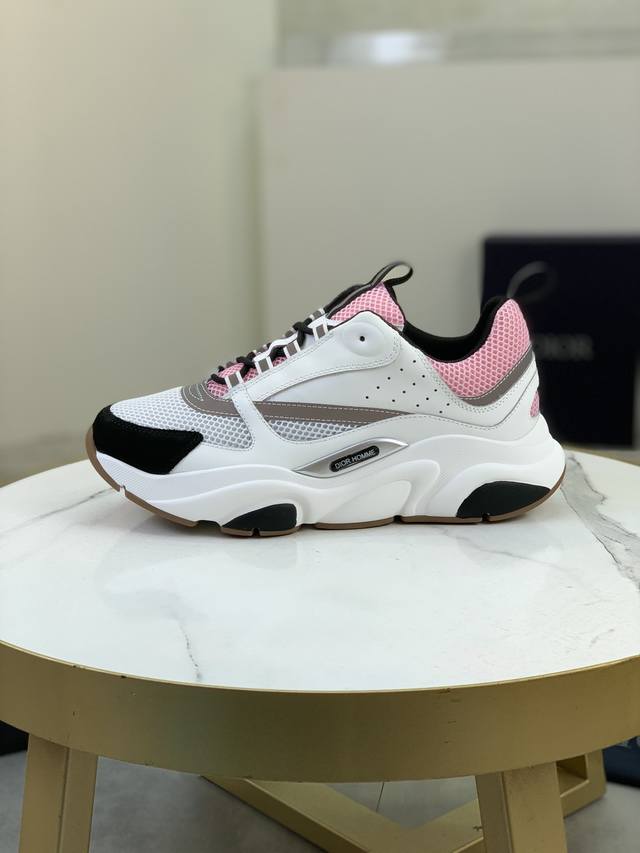 售 价: 商品商标：Dior* 迪奥* 低帮运动鞋 正码码数: 36-45 可订做46.47 情侣款 商品材料：鞋面进口牛皮拼接原版布料，透气内里，原版大底。