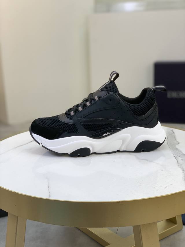 售 价: 商品商标：Dior* 迪奥* 低帮运动鞋 正码码数: 36-45 可订做46.47 情侣款 商品材料：鞋面进口牛皮拼接原版布料，透气内里，原版大底。