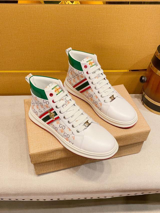 绒里 皮里 古奇gucci 今年此品牌最潮新款精品 ，简约大气的款式，经典永不落伍的色系将男士绅士气质衬托出来，采用顶级进口专用进口牛皮搭品牌专用材料，猪皮内里