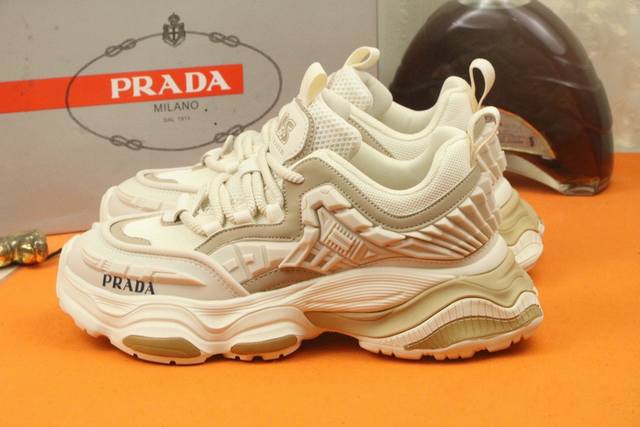 工厂价 高品质 Prada 普拉达新款上市著名奢侈品牌，专柜同步更新，意大利男鞋时尚杂志季刊封面主推款！鞋面采用进口头层牛皮搭配优质网布面料制作，舒适透气网布内