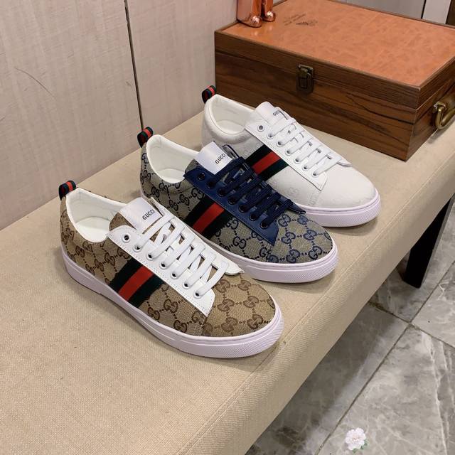 新款: 厂价: 古奇gucci* 最新爆款休闲鞋，顶端品牌奢侈～代购，顶级～质量。鞋面選用进口透气牛皮搭配材质透气羊皮内里 精细做工。原版个性时尚柔软橡膠耐磨防