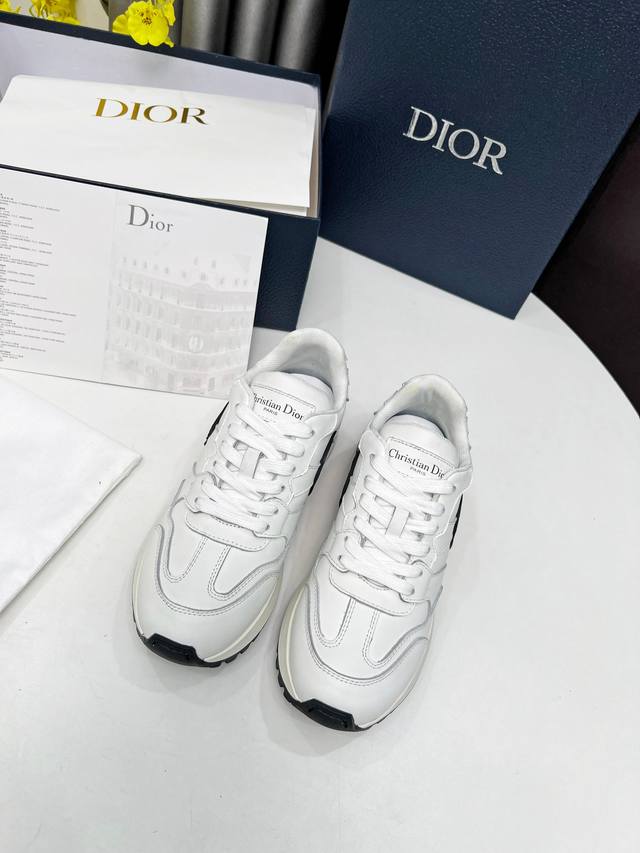 Dior.。小白鞋上新啦。。以经典老爹鞋版型为基础，加入解构元素。。完全百搭到爆，外侧大cd标志，彰显品牌魅力鞋型绝对秀气上脚贼好看！皮料采用头层牛皮，内里原版