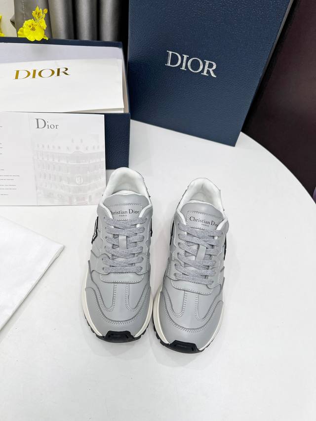 Dior.。小白鞋上新啦。。以经典老爹鞋版型为基础，加入解构元素。。完全百搭到爆，外侧大cd标志，彰显品牌魅力鞋型绝对秀气上脚贼好看！皮料采用头层牛皮，内里原版