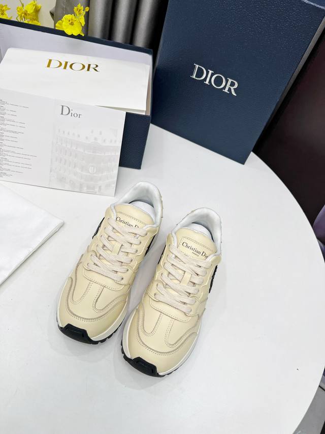 Dior.。小白鞋上新啦。。以经典老爹鞋版型为基础，加入解构元素。。完全百搭到爆，外侧大cd标志，彰显品牌魅力鞋型绝对秀气上脚贼好看！皮料采用头层牛皮，内里原版