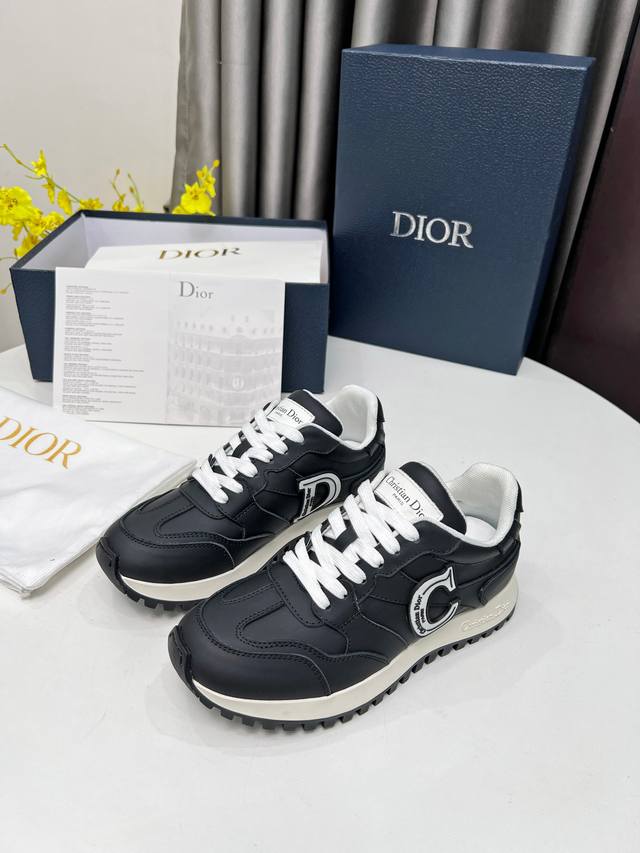 Dior.。小白鞋上新啦。。以经典老爹鞋版型为基础，加入解构元素。。完全百搭到爆，外侧大cd标志，彰显品牌魅力鞋型绝对秀气上脚贼好看！皮料采用头层牛皮，内里原版