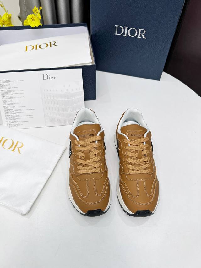 Dior.。小白鞋上新啦。。以经典老爹鞋版型为基础，加入解构元素。。完全百搭到爆，外侧大cd标志，彰显品牌魅力鞋型绝对秀气上脚贼好看！皮料采用头层牛皮，内里原版