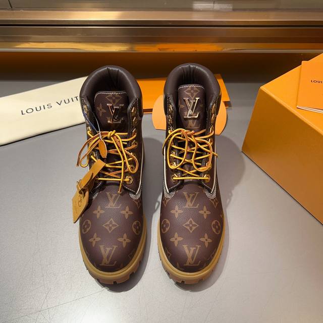 顶级 Lv X Timberland 添柏岚 联名款 老花 大黄靴 及踝靴 短靴，Lv X Timberland 及踝靴取材 Monogram 压纹防水正绒面牛