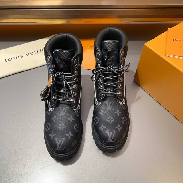 顶级 Lv X Timberland 添柏岚 联名款 老花 大黄靴 及踝靴 短靴，Lv X Timberland 及踝靴取材 Monogram 压纹防水正绒面牛