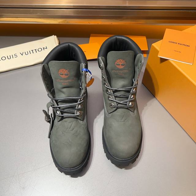 顶级 Lv X Timberland 添柏岚 联名款 老花 大黄靴 及踝靴 短靴，Lv X Timberland 及踝靴取材 Monogram 压纹防水正绒面牛