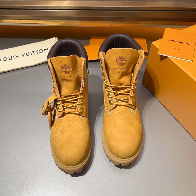 顶级 Lv X Timberland 添柏岚 联名款 老花 大黄靴 及踝靴 短靴，Lv X Timberland 及踝靴取材 Monogram 压纹防水正绒面牛