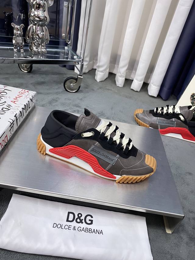 商品商标：Dolce&Gabbana 杜嘉&班纳 正码码数: 38-44，45，46定制 商品材料：鞋面意大利牛皮拼接麻布鞋面，羊皮垫，鞋底：原厂特供原版橡胶大