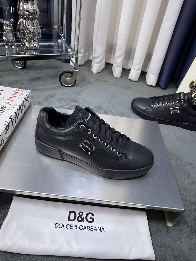 商品商标：Dolce&Gabbana 杜嘉&班纳 正码码数: 35-44，45，46定做 商品材料：鞋面意大利牛皮鞋面侧面有五金 D家logo，羊皮垫内里，鞋底