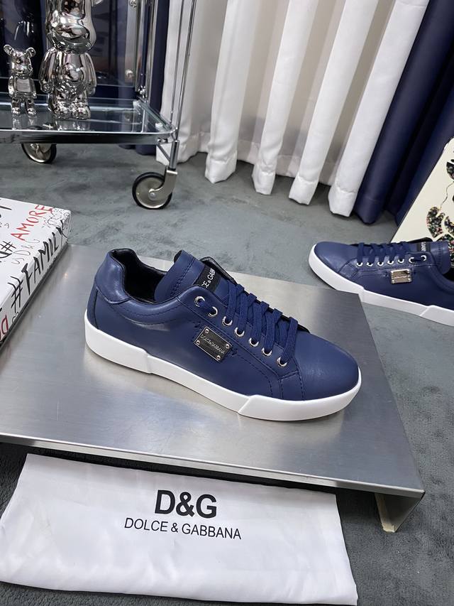 商品商标：Dolce&Gabbana 杜嘉&班纳 正码码数: 35-44，45，46定做 商品材料：鞋面意大利牛皮鞋面侧面有五金 D家logo，羊皮垫内里，鞋底