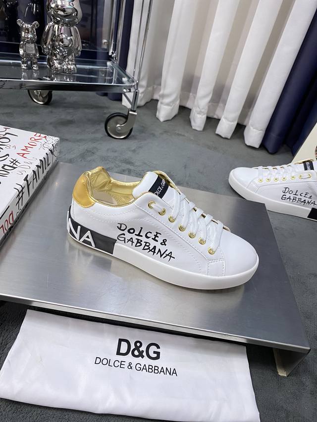 商品商标：Dolce&Gabbana 杜嘉&班纳 正码码数: 38-44，45定做 商品材料：鞋面意大利牛皮拼接鞋面，羊皮垫内里，鞋底：原厂特供原版橡胶大底，独