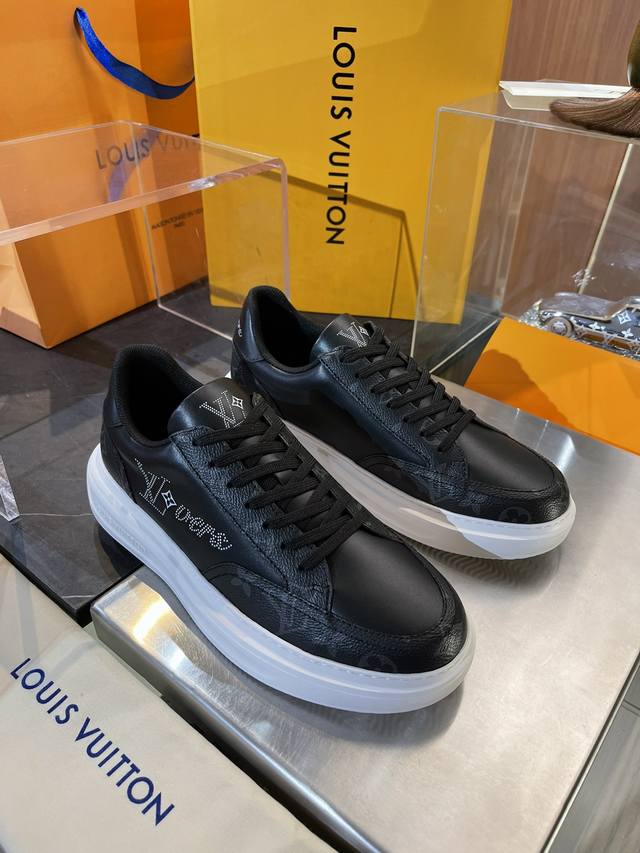 L驴家 Ss24 男士运动鞋 Size；38-45 本款 Beverly Hills 运动鞋以 Monogram 老花和牛皮重返新季，搭配厚实而轻盈的橡胶外底，