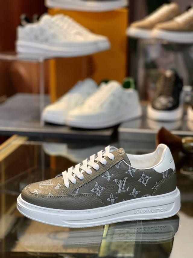 L驴家 奢品 Beverly Hills 运动鞋 Size：38-44 本款beverly Hills 运动鞋为柔软牛皮描摹经典 Monogram 印花，塑造优