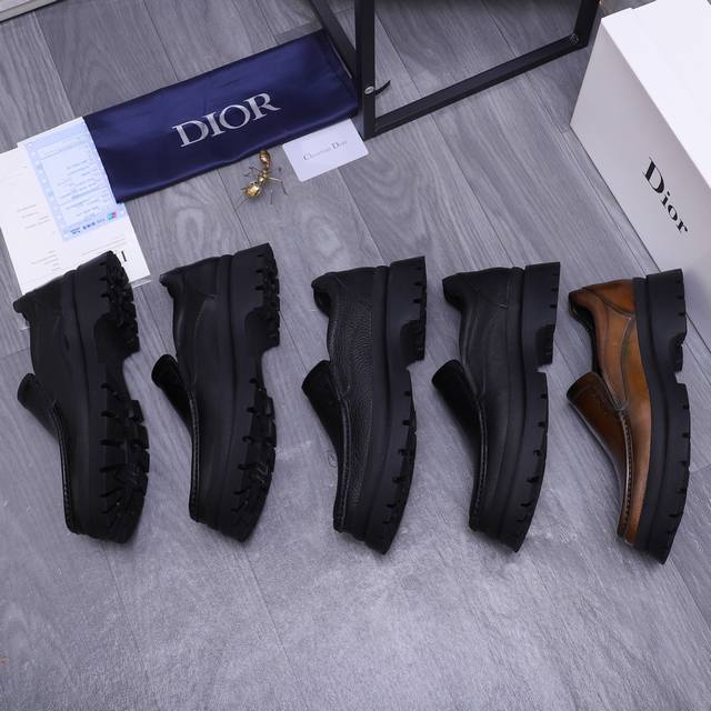 商品商标：Dior 迪奥 休闲商务皮鞋 正码码数: 38-45 商品材料：精选擦色牛皮鞋面 牛皮内里 橡胶大底