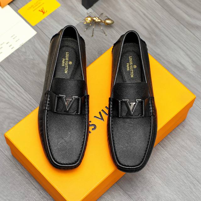 商品商标：Louis Vuitton 路易威登 休闲套脚鞋 正码码数: 38-44 商品材料：精选颗粒纹牛皮鞋面 猪皮内里 原版大底