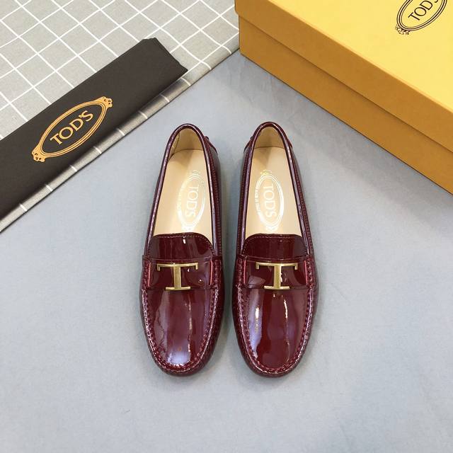 Tods 经典豆豆鞋女鞋 官网同步 漆牛皮水染牛皮里 上脚舒适 高端细节做工。尺码：35-40。