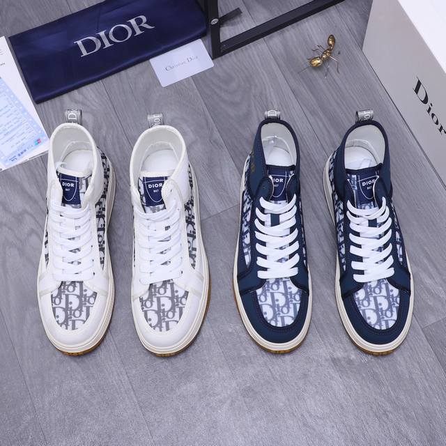 商品商标：Dior 迪奥 高帮休闲鞋 正码码数: 38-44 商品材料：精选牛皮拼接透气印花鞋面 羊皮内里 原版大底