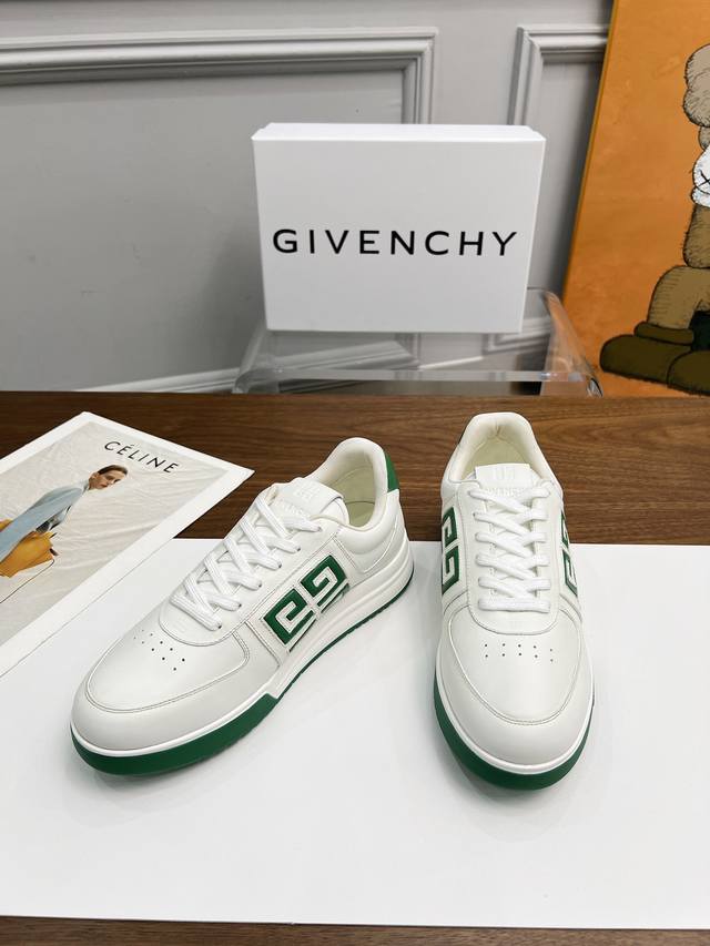 工厂价： Givenchy 纪梵希 4Ｇ低帮慢跑运动鞋 ．经典，永不过时，工厂出货！内外侧独家开模专属纪梵希大ｇ Logo设计工艺，多色的搭配尽显纪梵希潮流 个