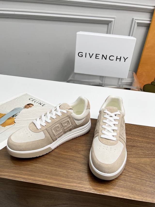 工厂价： Givenchy 纪梵希 4Ｇ低帮慢跑运动鞋 ．经典，永不过时，工厂出货！内外侧独家开模专属纪梵希大ｇ Logo设计工艺，多色的搭配尽显纪梵希潮流 个