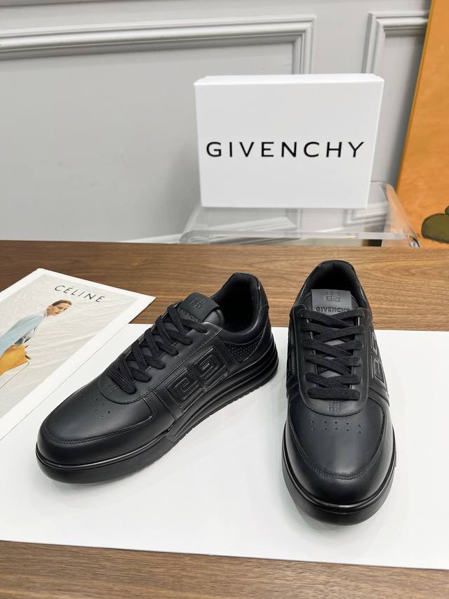 工厂价： Givenchy 纪梵希 4Ｇ低帮慢跑运动鞋 ．经典，永不过时，工厂出货！内外侧独家开模专属纪梵希大ｇ Logo设计工艺，多色的搭配尽显纪梵希潮流 个