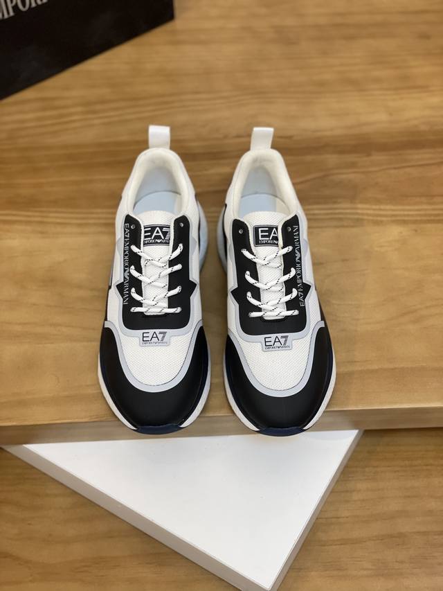 售 价: 商品商标： Armani * 阿玛尼* 低帮运动鞋 正码码数: 38-44 可订做45 商品材料：鞋面进口牛皮拼接原版布料，透气内里，原版大底。 编