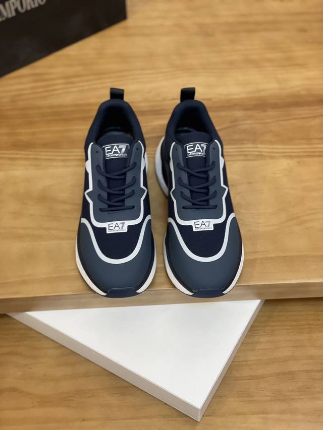 售 价: 商品商标： Armani * 阿玛尼* 低帮运动鞋 正码码数: 38-44 可订做45 商品材料：鞋面进口牛皮拼接原版布料，透气内里，原版大底。 编