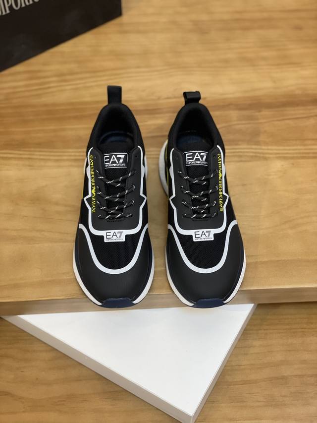 售 价: 商品商标： Armani * 阿玛尼* 低帮运动鞋 正码码数: 38-44 可订做45 商品材料：鞋面进口牛皮拼接原版布料，透气内里，原版大底。 编