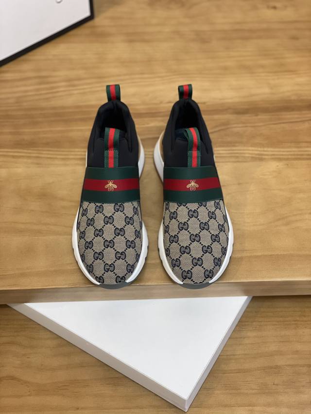 售 价: 商品商标：Gucci * 古奇* 低帮运动鞋 正码码数: 38-44 可订做45 商品材料：鞋面进口牛皮拼接原版布料，羊皮内里，原版大底。 编 号：8