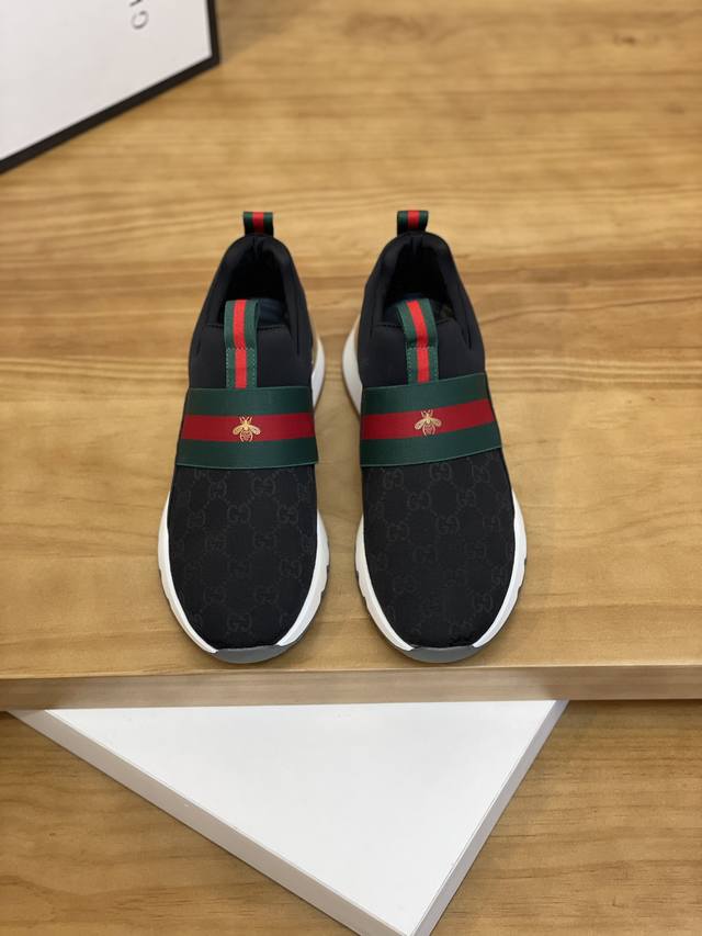 售 价: 商品商标：Gucci * 古奇* 低帮运动鞋 正码码数: 38-44 可订做45 商品材料：鞋面进口牛皮拼接原版布料，羊皮内里，原版大底。 编 号：8