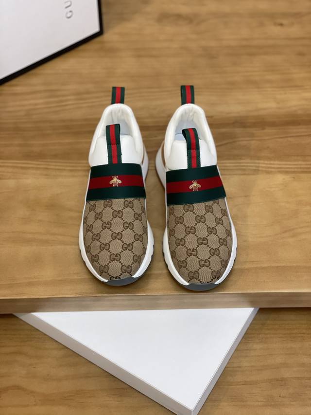 售 价: 商品商标：Gucci * 古奇* 低帮运动鞋 正码码数: 38-44 可订做45 商品材料：鞋面进口牛皮拼接原版布料，羊皮内里，原版大底。 编 号：8