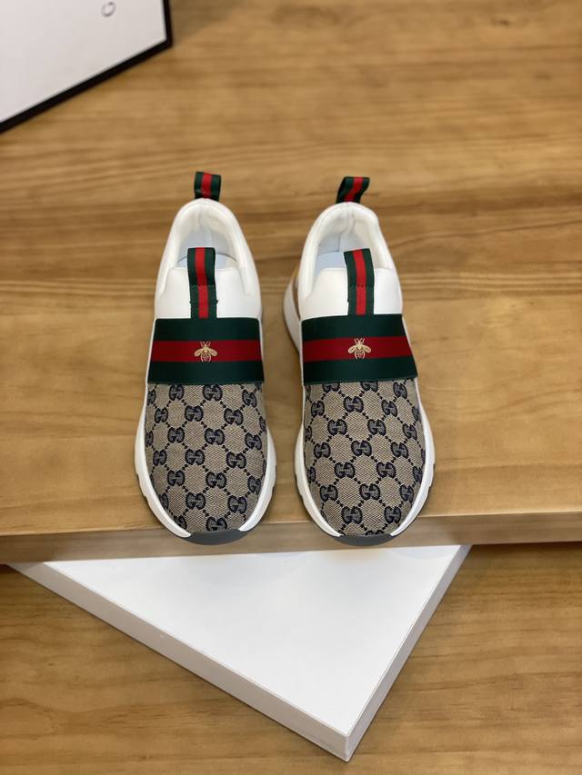 售 价: 商品商标：Gucci * 古奇* 低帮运动鞋 正码码数: 38-44 可订做45 商品材料：鞋面进口牛皮拼接原版布料，羊皮内里，原版大底。 编 号：8