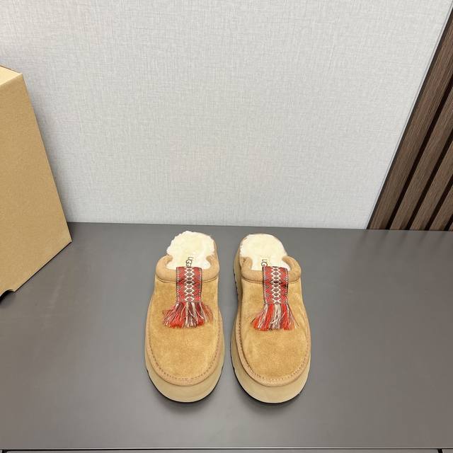 出厂: 独家顶级版本 Ugg~24Vs秋冬爆款松糕厚底休闲毛鞋系列 厚底毛毛半拖 一款不会撞衫的鞋子、简约的隔板设计上斑点的大底、鞋面真丝卷毛、秋冬季必备款、无