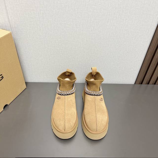 出厂: 独家顶级版本 Ugg~24Vs秋冬爆款松糕厚底休闲毛鞋系列 松糕厚底毛鞋 一款不会撞衫的鞋子、简约的隔板设计上斑点的大底、鞋面真丝卷毛、秋冬季必备款、无