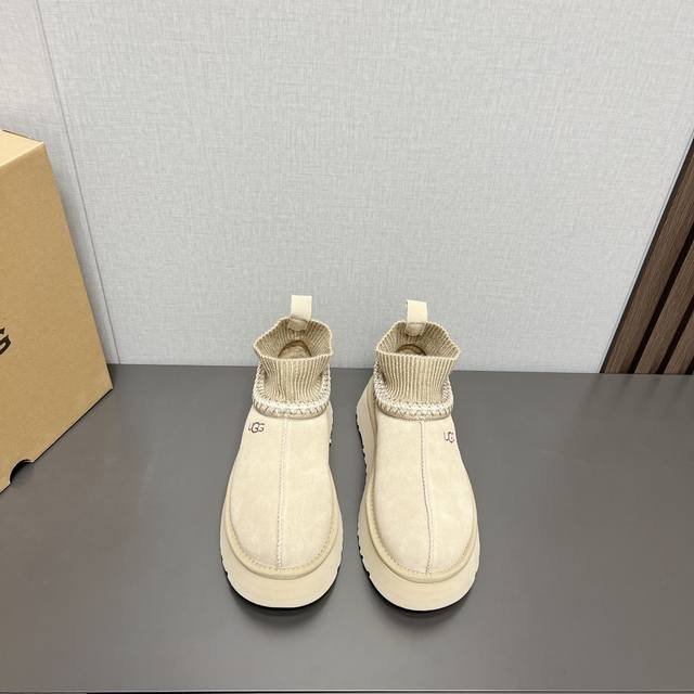 出厂: 独家顶级版本 Ugg~24Vs秋冬爆款松糕厚底休闲毛鞋系列 松糕厚底毛鞋 一款不会撞衫的鞋子、简约的隔板设计上斑点的大底、鞋面真丝卷毛、秋冬季必备款、无