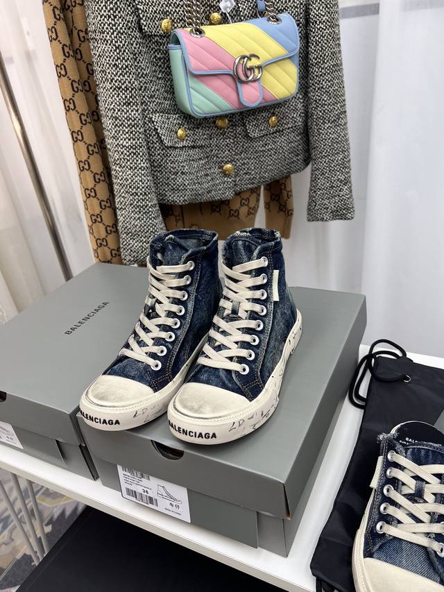 Balenciaga 代购级别 巴黎世家脏脏鞋 全新paris休闲复古牛仔硫化帆布鞋 牛仔半拖必入 鞋头的字母logo设计很戳我 特别爱的丹宁元素， 拿它搭啥不