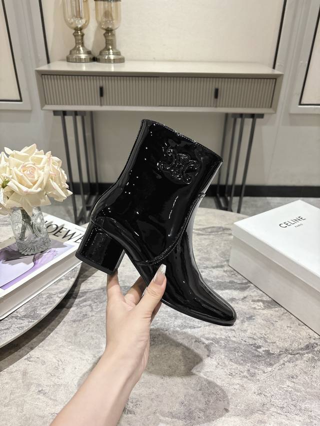 Celine 赛琳 24Ss秋冬新品 复古粗跟 短靴 塞琳这一季好看的款式真的是很多 比如这款军靴就很机车风 重点夸夸靴筒设计 完全不挑腿型 上脚秒变大长腿，超