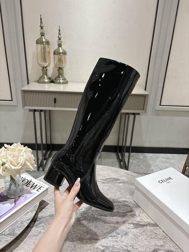 Celine 赛琳 24Ss秋冬新品 复古粗跟 高筒长靴 塞琳这一季好看的款式真的是很多 比如这款军靴就很机车风 重点夸夸靴筒设计 完全不挑腿型 上脚秒变大长腿