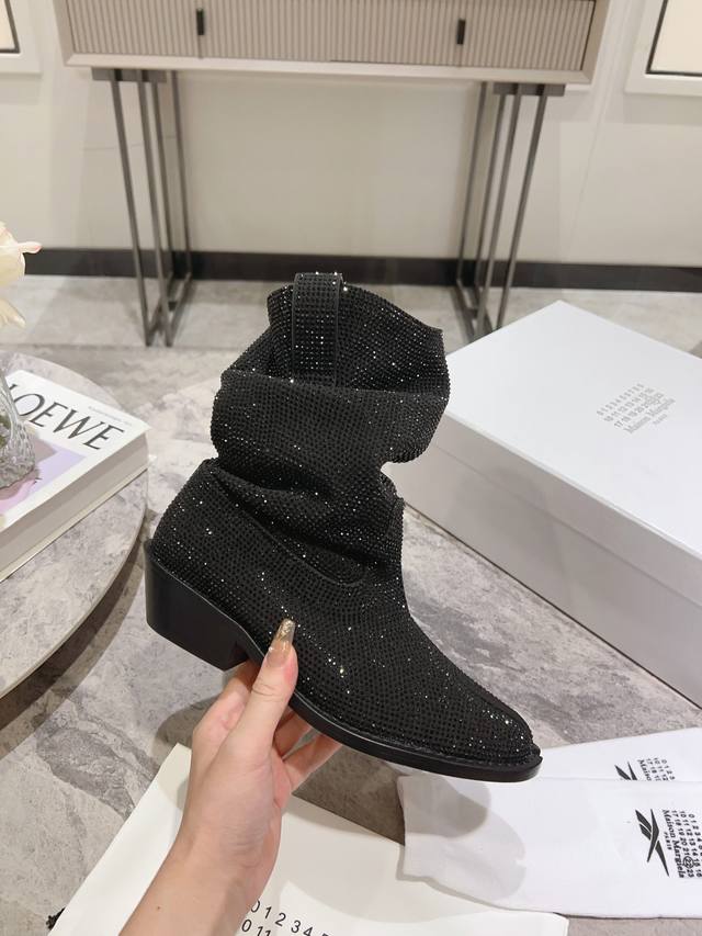 钻面 皮面 绒面 ， Maison Margiela 超有感的西部牛仔靴mm6马吉拉特有的时间流逝堆堆折西部靴 靴子脚部处的堆折超修饰脚踝线条 恰到好处的筒高非