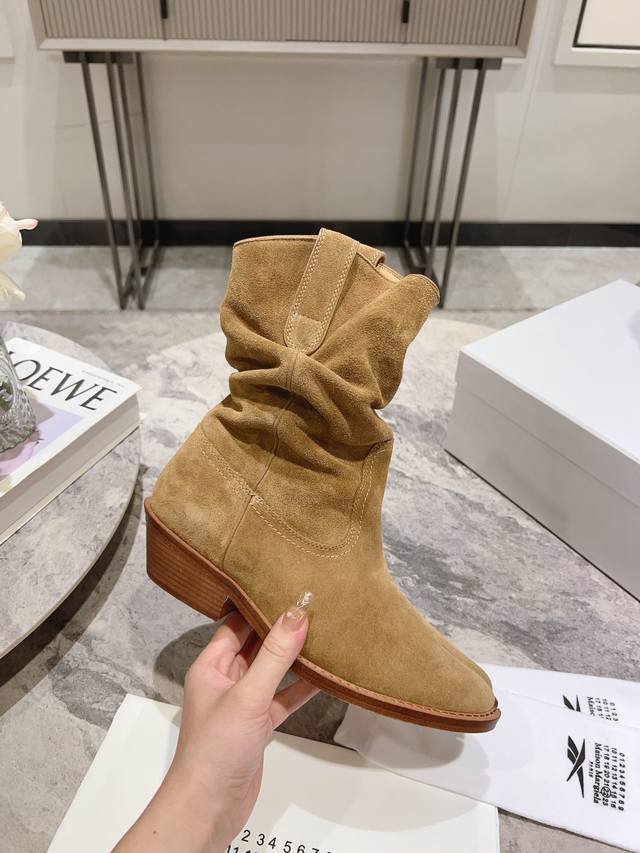 钻面 皮面 绒面 ， Maison Margiela 超有感的西部牛仔靴mm6马吉拉特有的时间流逝堆堆折西部靴 靴子脚部处的堆折超修饰脚踝线条 恰到好处的筒高非