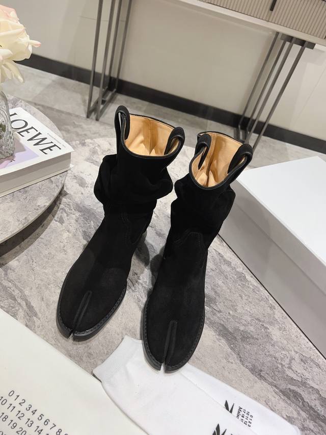 钻面 皮面 绒面 ， Maison Margiela 超有感的西部牛仔靴mm6马吉拉特有的时间流逝堆堆折西部靴 靴子脚部处的堆折超修饰脚踝线条 恰到好处的筒高非