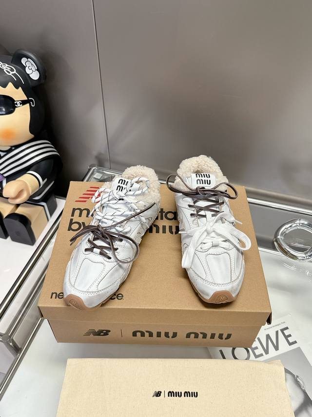 Miumiu X New Balance 24Ss早春联名走秀款 羊毛里p 微卷杏羊毛对版 超级无敌大热门无论你如何穿搭请都不要放过这一双530系列的运动鞋 非