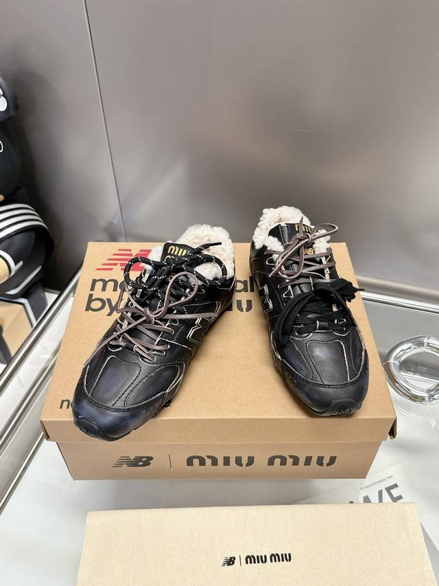 Miumiu X New Balance 24Ss早春联名走秀款 羊毛里p 微卷杏羊毛对版 超级无敌大热门无论你如何穿搭请都不要放过这一双530系列的运动鞋 非