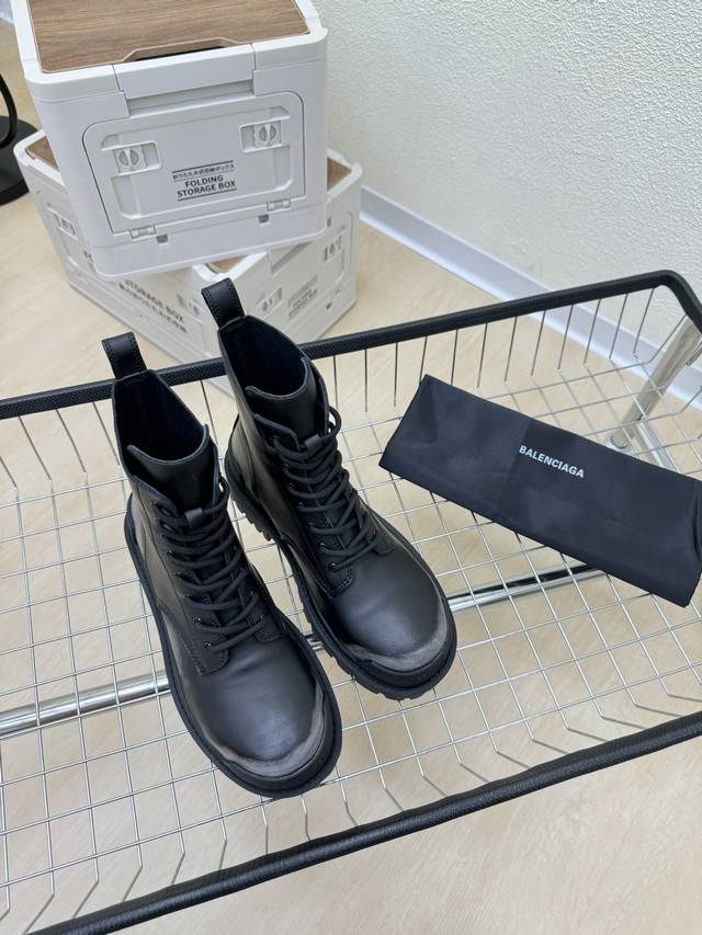 Balenciag*做旧马丁靴 顶级版本 全部对版材料 世家paris Sneakers灵感来源60年代硫化鞋.继续着demna式的对主流华丽时尚的反叛态度.为