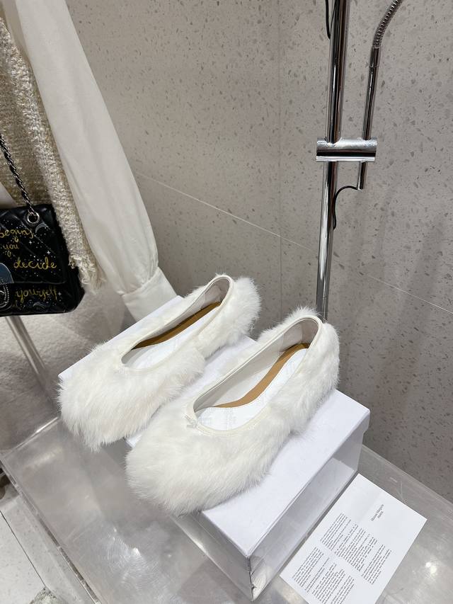 代购级别 Maison Margiela 玛吉拉mm6家tabi分趾鞋毛毛鞋 独家新品最高版本买手代购1:1完美复刻 分趾单鞋 原版开模双层真皮鞋底 原版套楦鞋