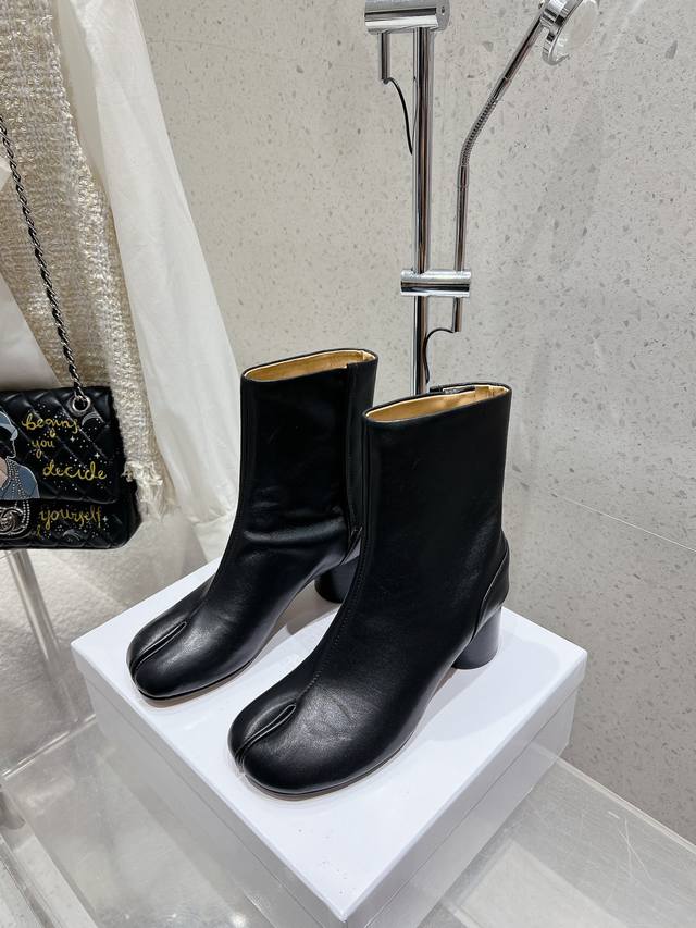 Maison Margiela 马吉拉经典分趾靴 Mm6短靴 辨识度极高，舒适度满分，不会过时的决绝子单品 小牛皮鞋面，进口真皮大底 顶级品质35-41 40.