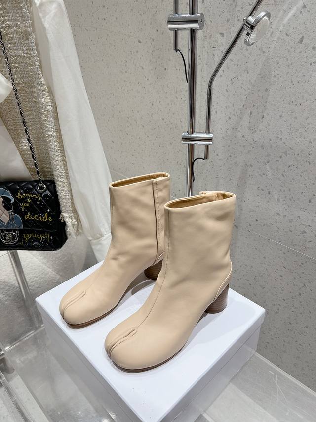 Maison Margiela 马吉拉经典分趾靴 Mm6短靴 辨识度极高，舒适度满分，不会过时的决绝子单品 小牛皮鞋面，进口真皮大底 顶级品质35-41 40.