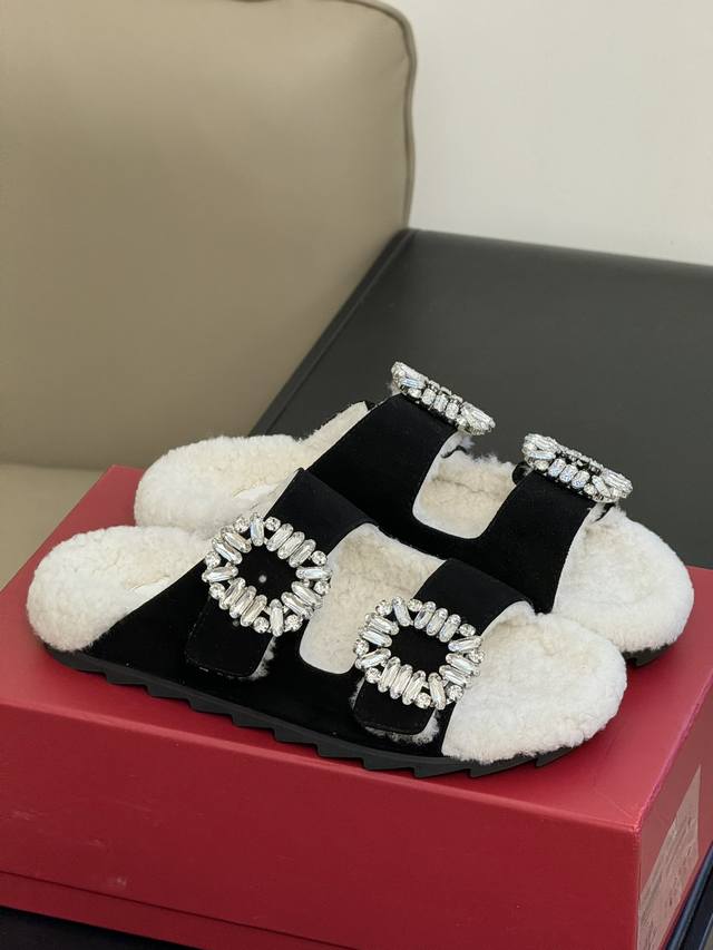 顶级品质 Roger Vivier Fw23 New Arrival～ Rv23秋冬钻扣羊毛拖鞋 高级精致，舒适温暖 鞋面麂皮，内里皮毛一体材质 顶版 35-4